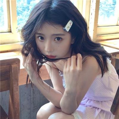 玻璃橱窗中的姑娘